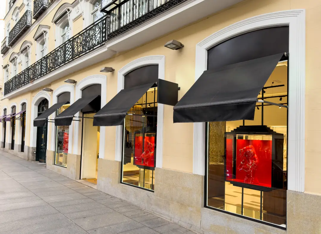 Façade vitrine de magasin en aluminium sur mesure à Méricourt